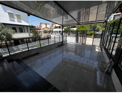 KUŞADASI MERKEZ' DE MARİNA VE KÖRFEZ MANZARALI MÜSTAKİL HAVUZLU  VİLLA