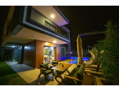 DİZAYN GAYRİMENKULDEN KUŞADASI DAVUTLARDA 4+1 170m2 VİLLA